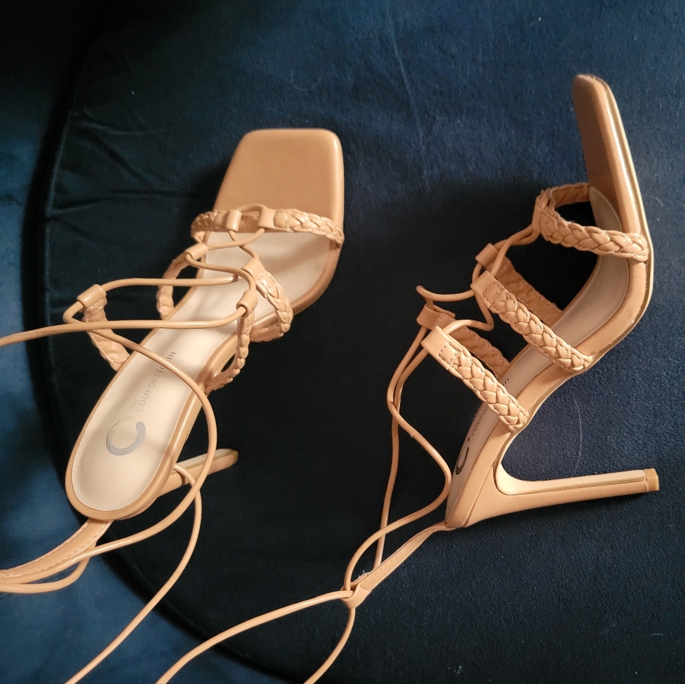 Journee Collection Jamila Sandal size 7,